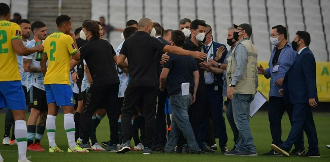  科隆球迷冲突导致比赛中断  